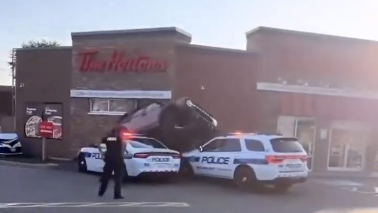 Crazzy Cops Chased! Thief’s Wild Ride With Stolen Ford Bronco Destroys Police Vehicles on Public Highway